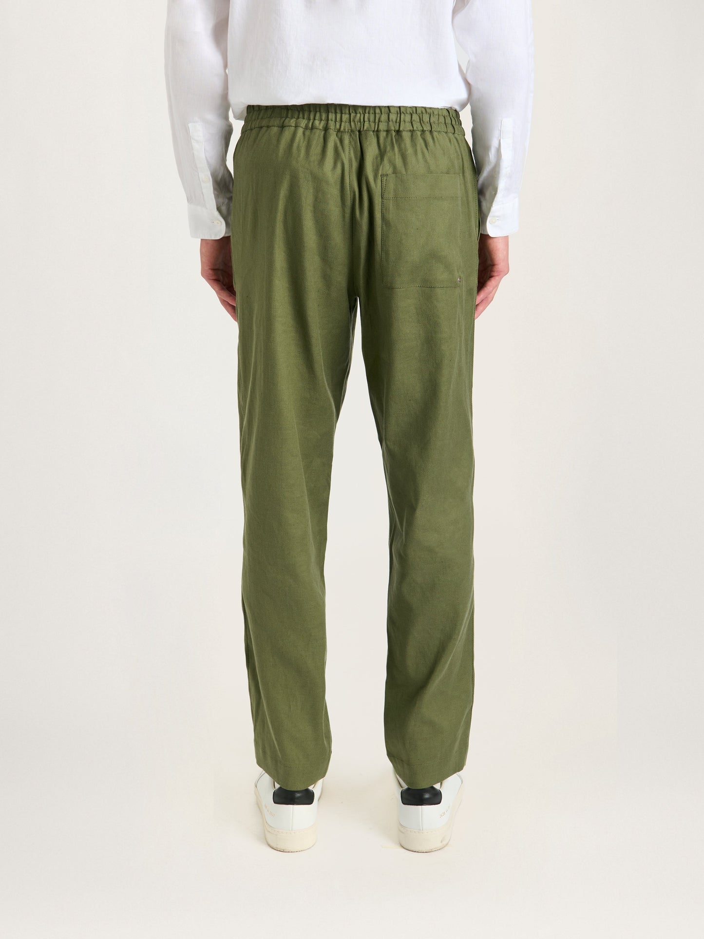 Pantalones de lino fáciles de color oliva