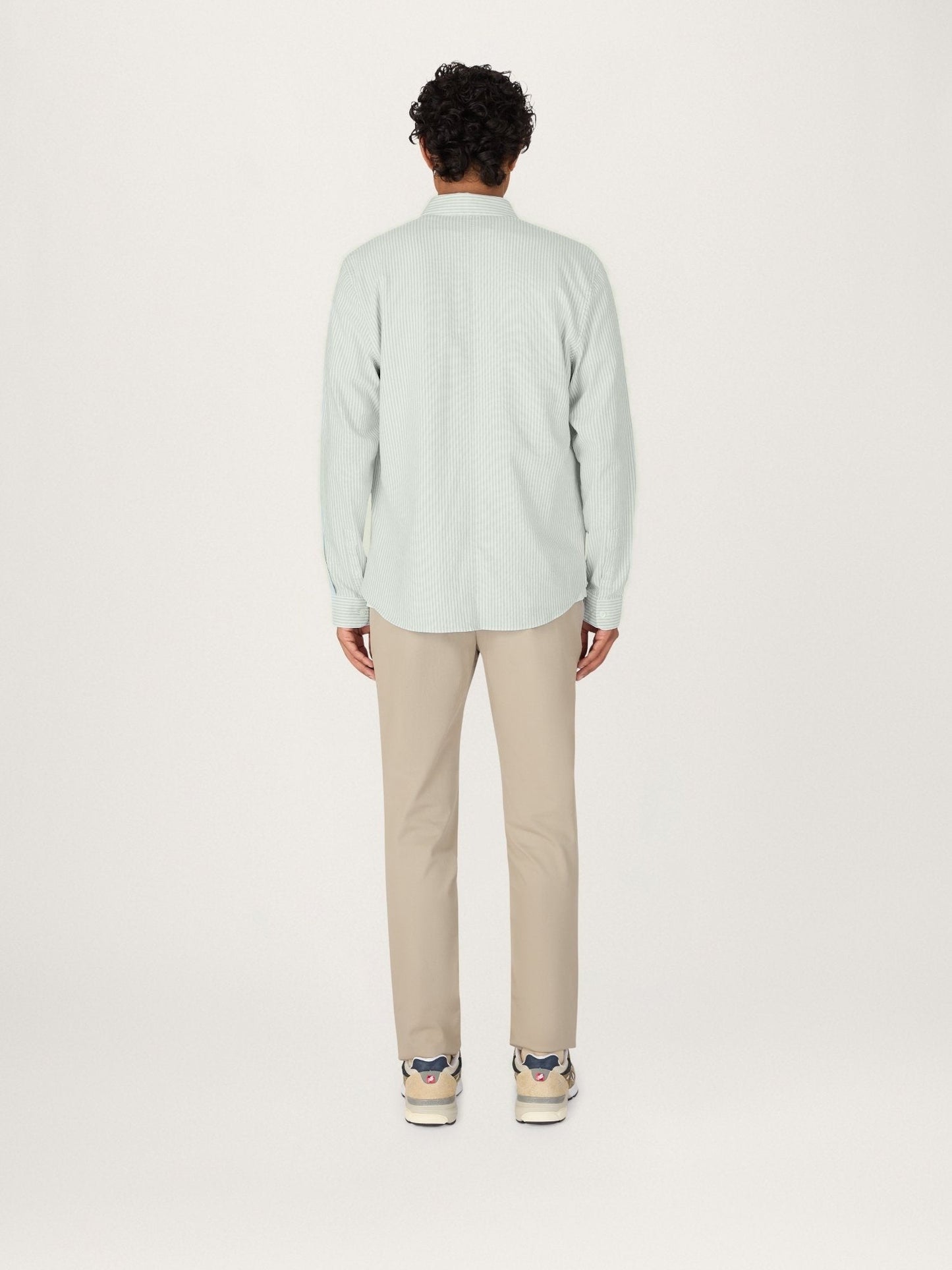 Camisa Oxford para todo el día en rayas verde salvia pálido — con algodón elástico para mayor comodidad