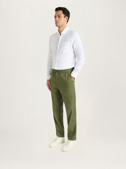 Pantalones de lino fáciles de color oliva