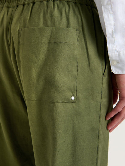 Pantalones de lino fáciles de color oliva