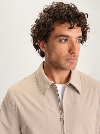 La chaqueta 360° en beige — estilo para todas las estaciones