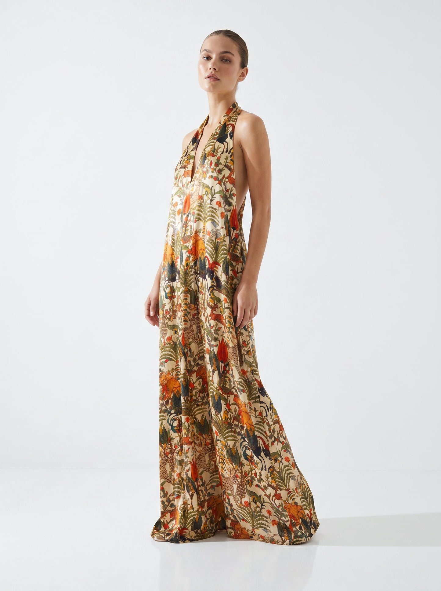 Vestido de seda lujoso con silueta fluida