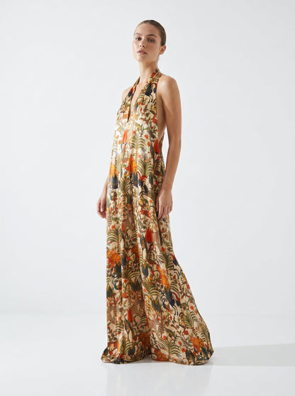 Vestido de seda lujoso con silueta fluida