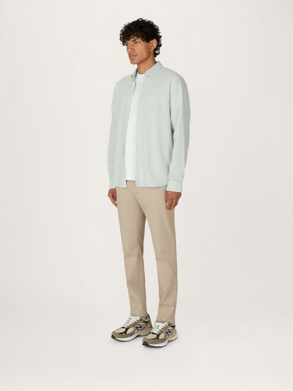 Camisa Oxford para todo el día en rayas verde salvia pálido — con algodón elástico para mayor comodidad
