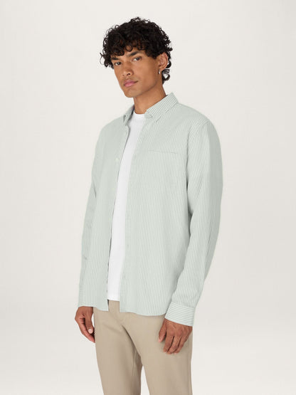 Camisa Oxford para todo el día en rayas verde salvia pálido — con algodón elástico para mayor comodidad