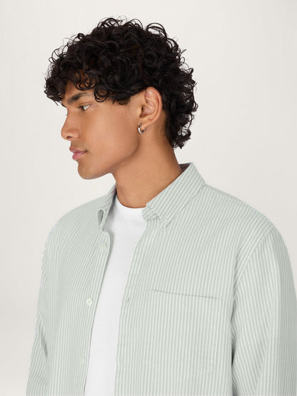 Camisa Oxford para todo el día en rayas verde salvia pálido — con algodón elástico para mayor comodidad