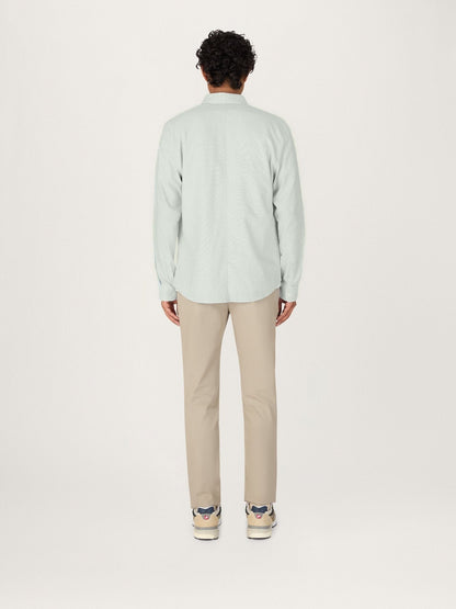Camisa Oxford para todo el día en rayas verde salvia pálido — con algodón elástico para mayor comodidad