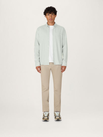 Camisa Oxford para todo el día en rayas verde salvia pálido — con algodón elástico para mayor comodidad