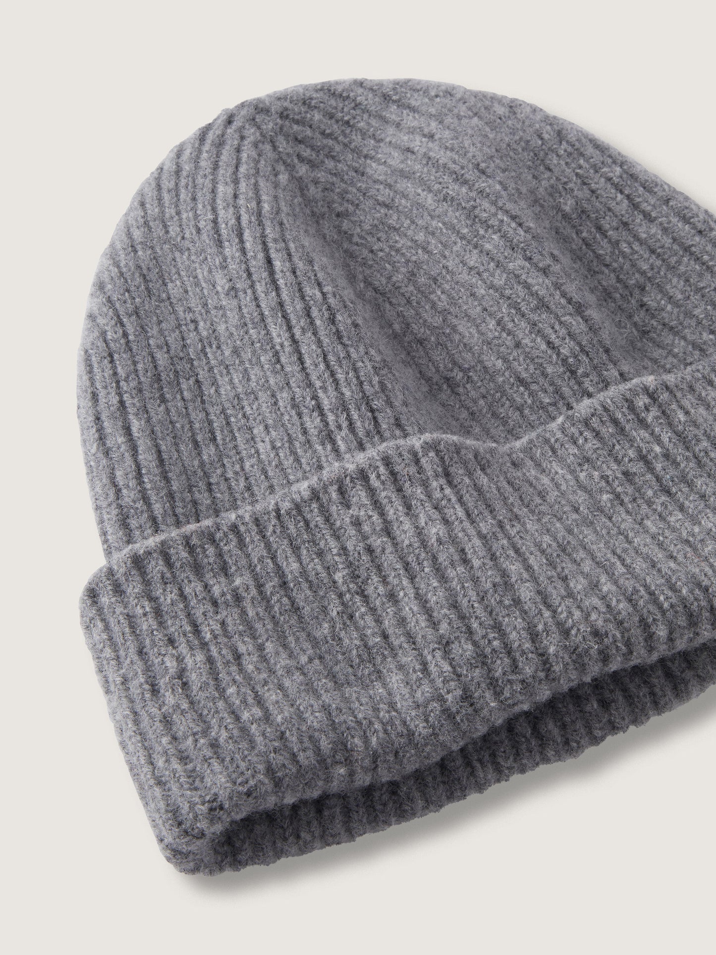 Gorro de lana gris cálido