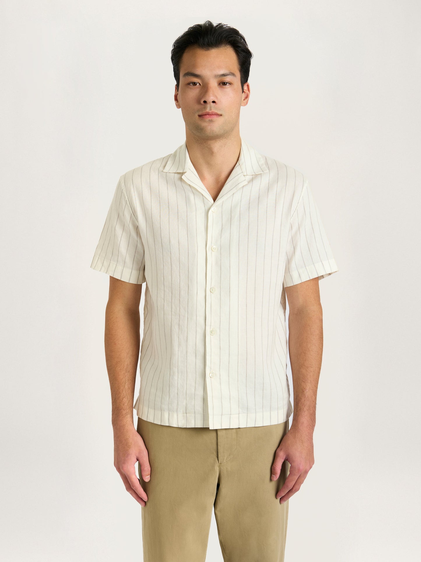 Camisa de lino a rayas Lido con cuello cubano en color ecru