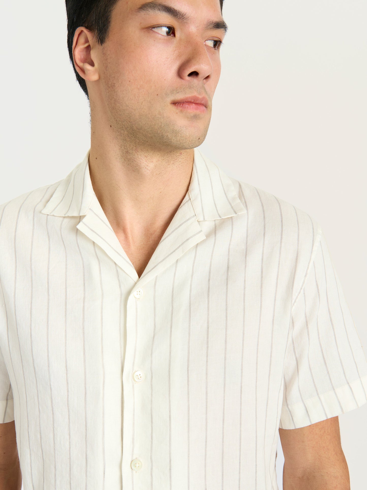 Camisa de lino a rayas Lido con cuello cubano en color ecru