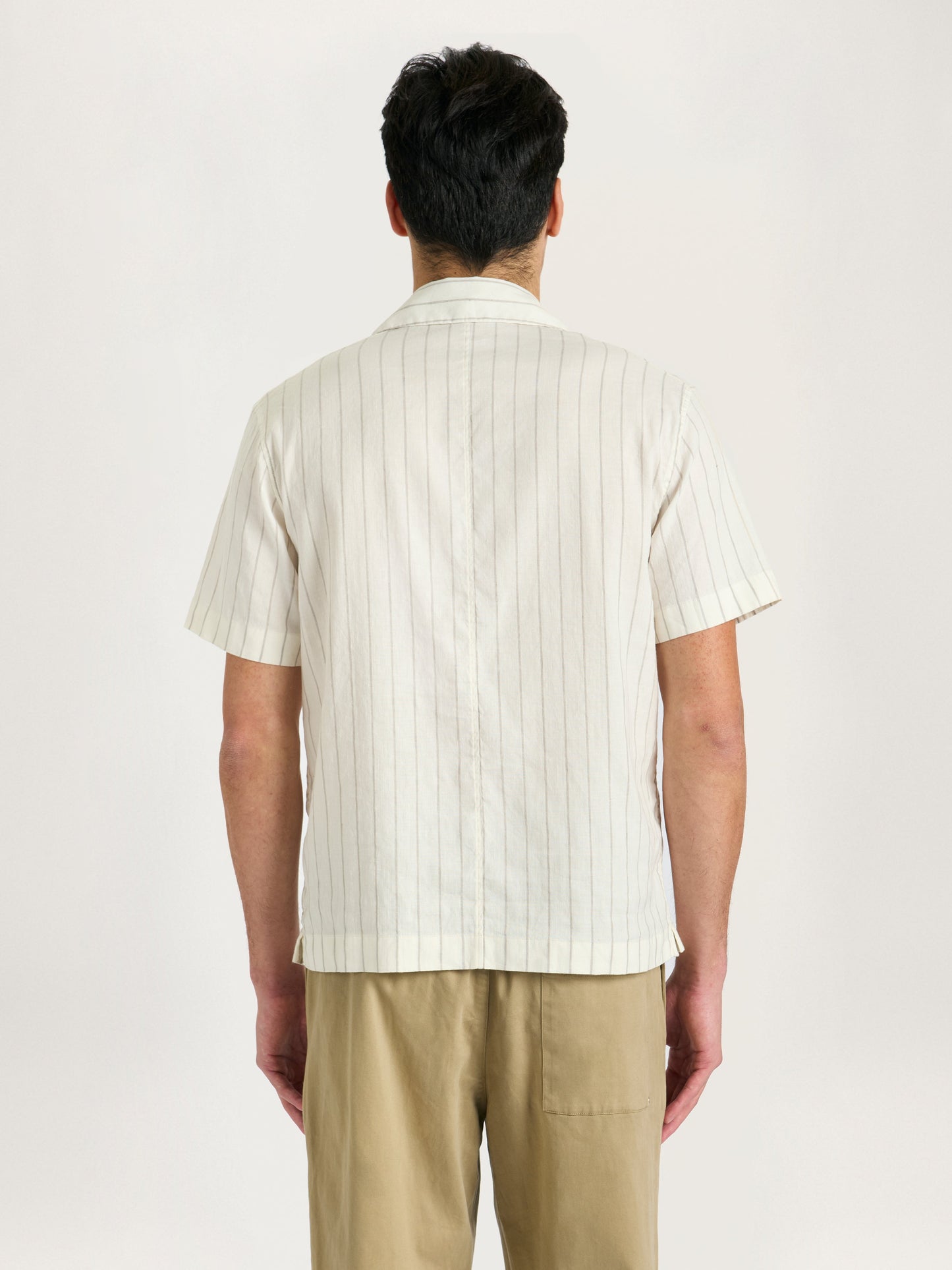 Camisa de lino a rayas Lido con cuello cubano en color ecru