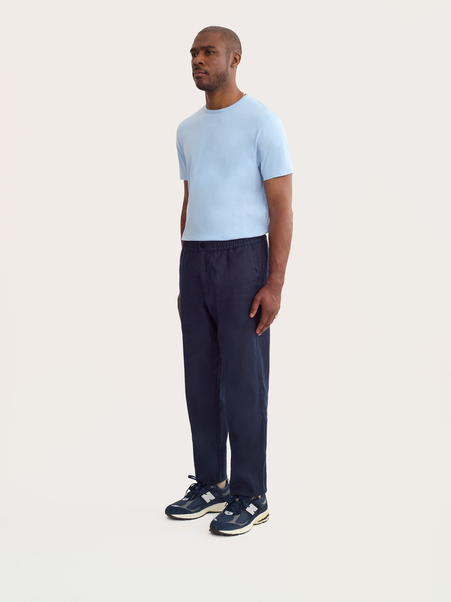 Pantalones de lino fáciles en azul marino