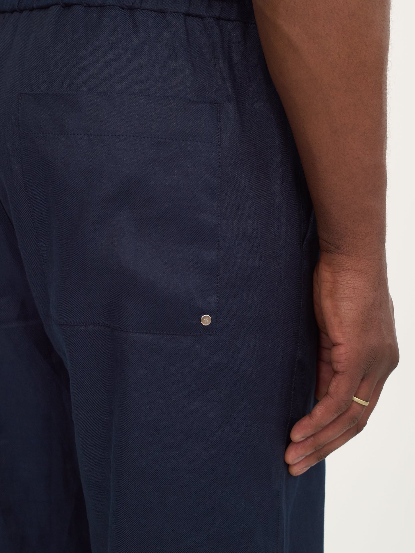 Pantalones de lino fáciles en azul marino