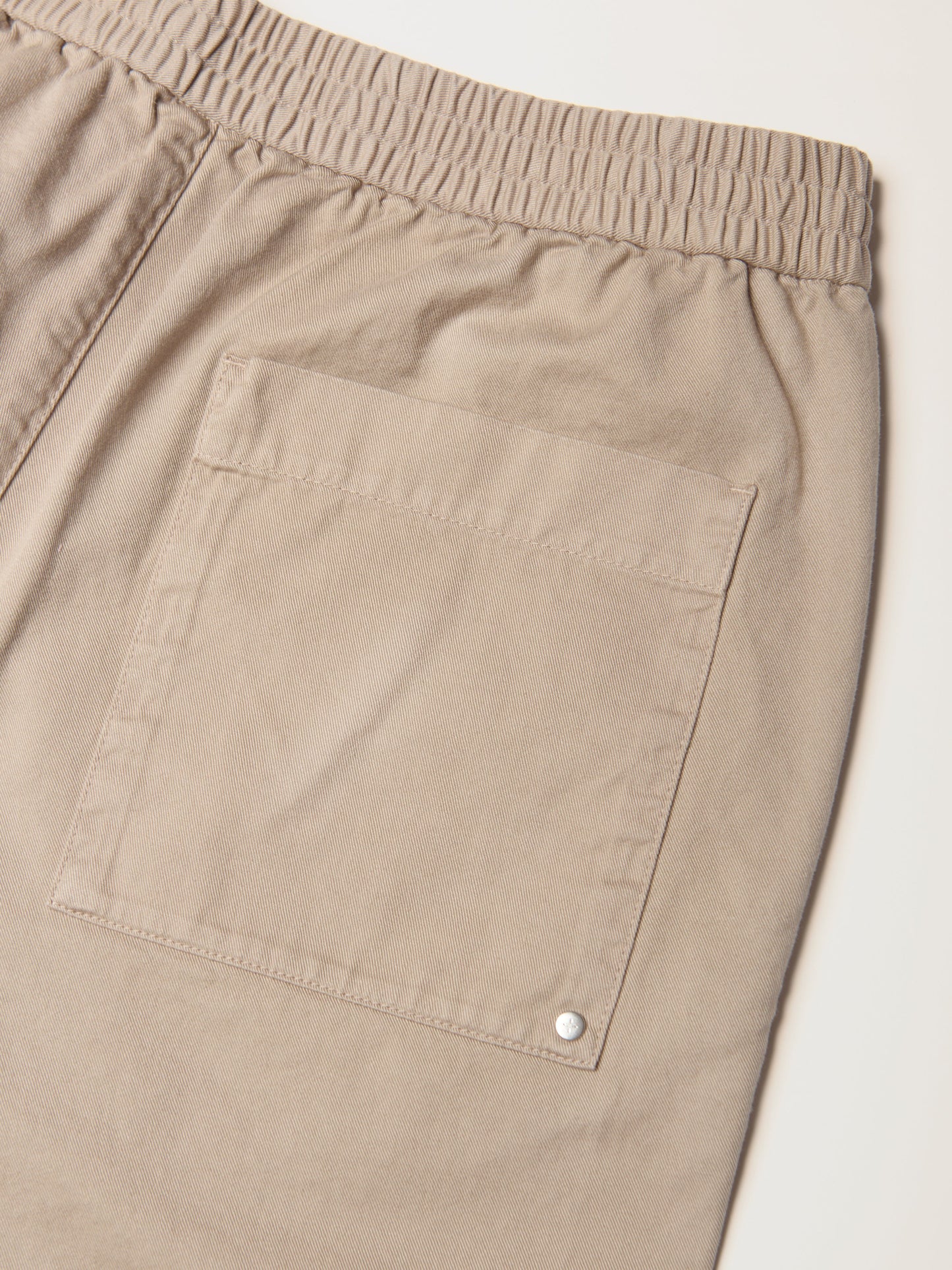 Shorts fáciles de algodón de color beige