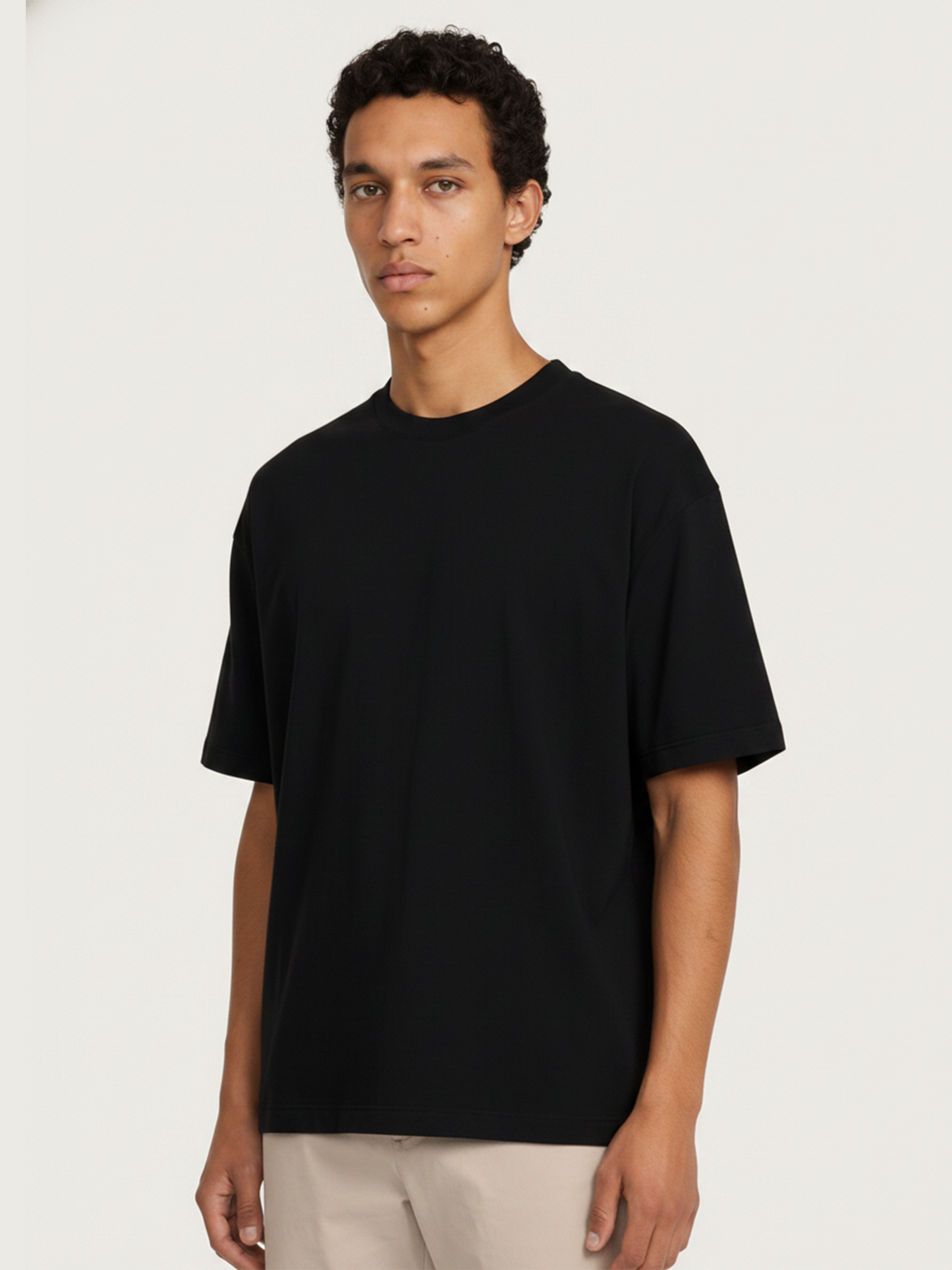 Camiseta de corte relajado en negro, algodón orgánico