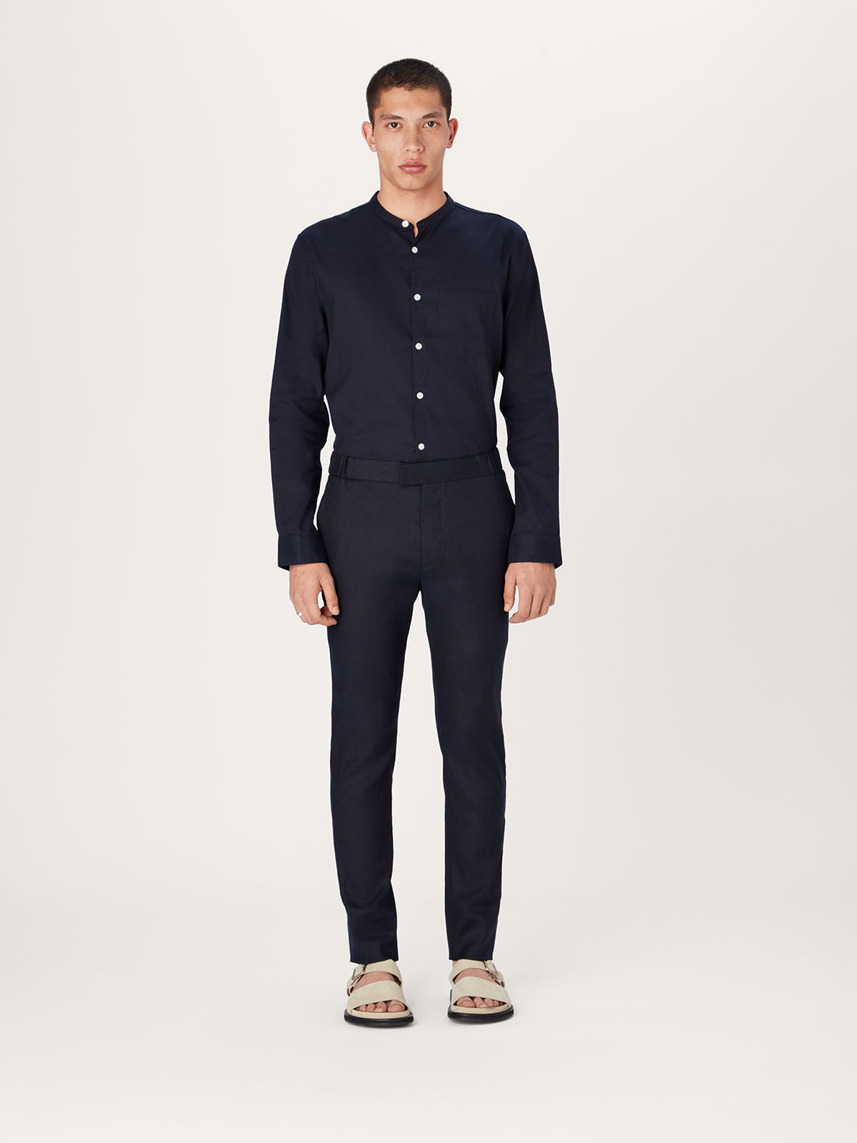 Los pantalones de lino 24 en azul marino