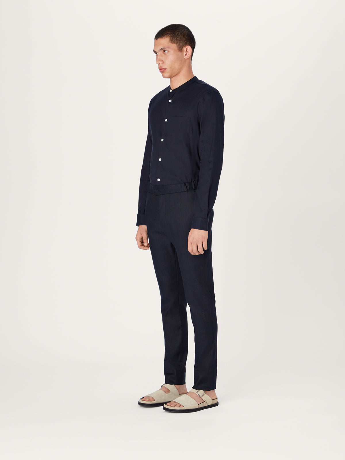 Los pantalones de lino 24 en azul marino