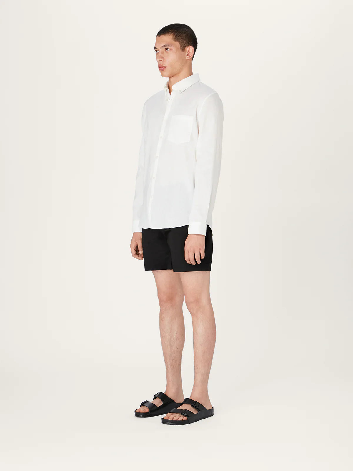 La camisa de lino con cuello para uso diario en blanco