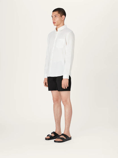 La camisa de lino con cuello para uso diario en blanco