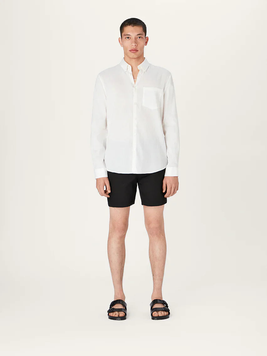 La camisa de lino con cuello para uso diario en blanco