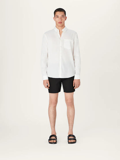 La camisa de lino con cuello para uso diario en blanco