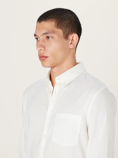 La camisa de lino con cuello para uso diario en blanco