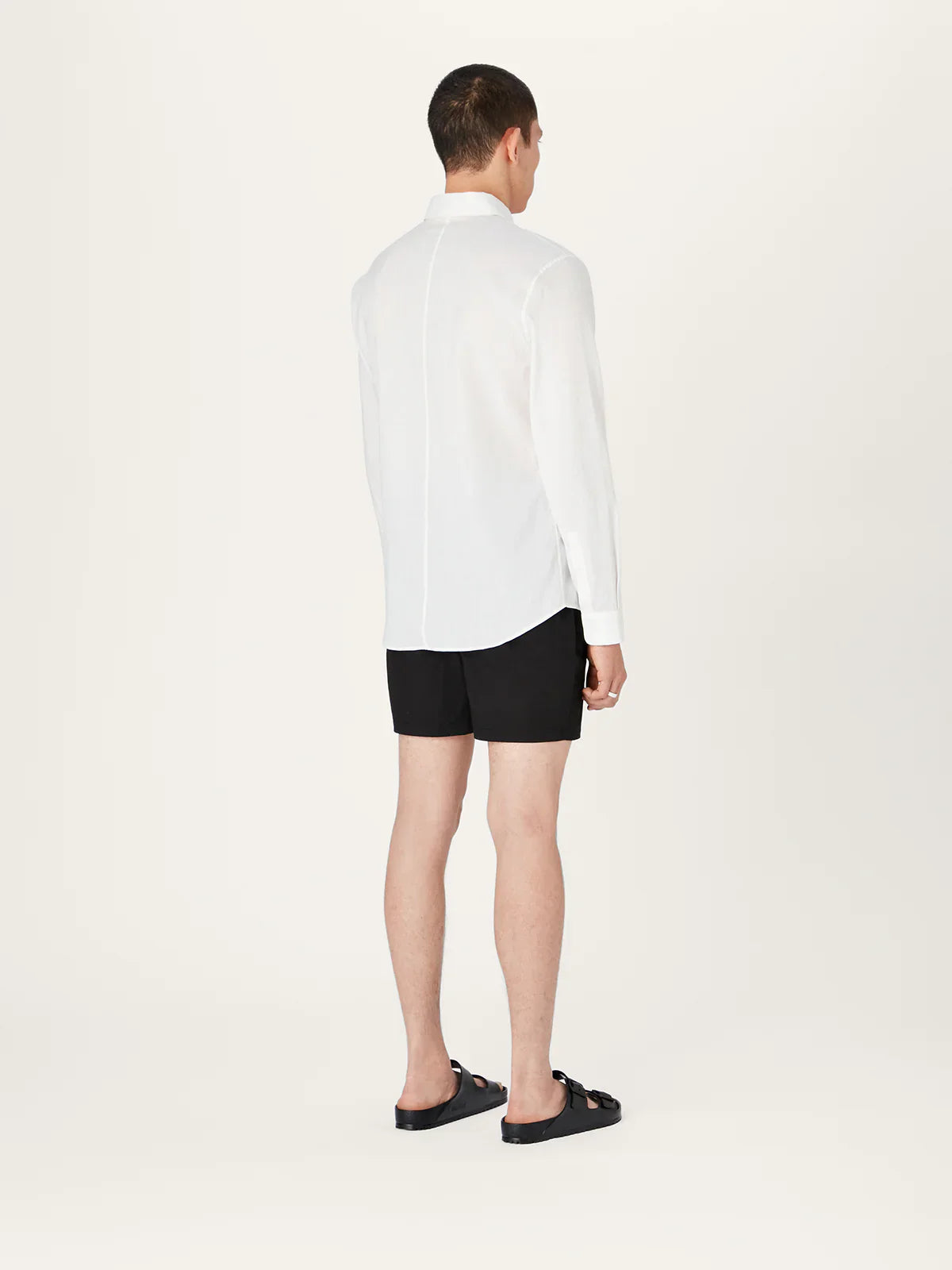 La camisa de lino con cuello para uso diario en blanco