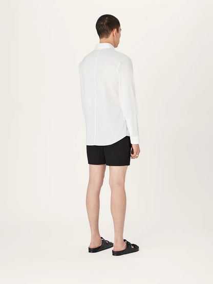 La camisa de lino con cuello para uso diario en blanco