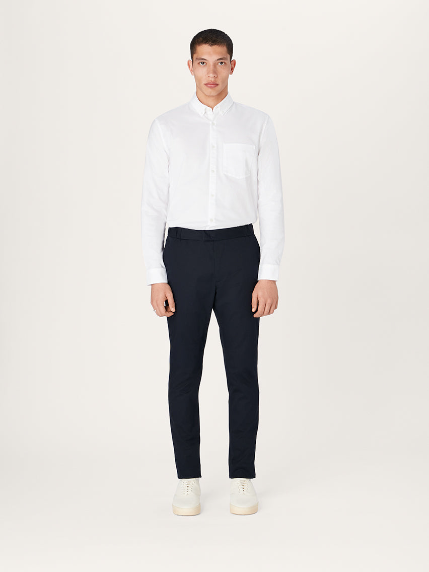 El pantalón 24 de algodón elástico azul marino