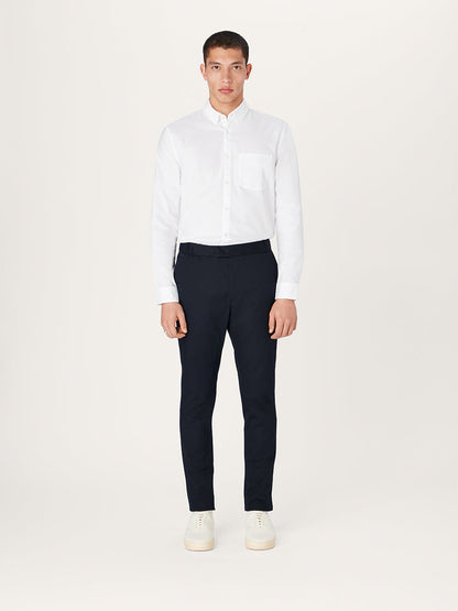 El pantalón 24 de algodón elástico azul marino