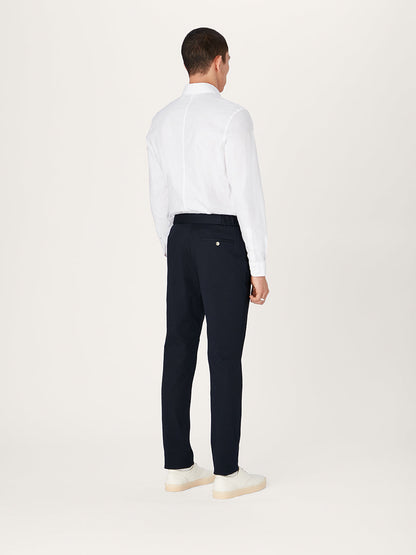 El pantalón 24 de algodón elástico azul marino