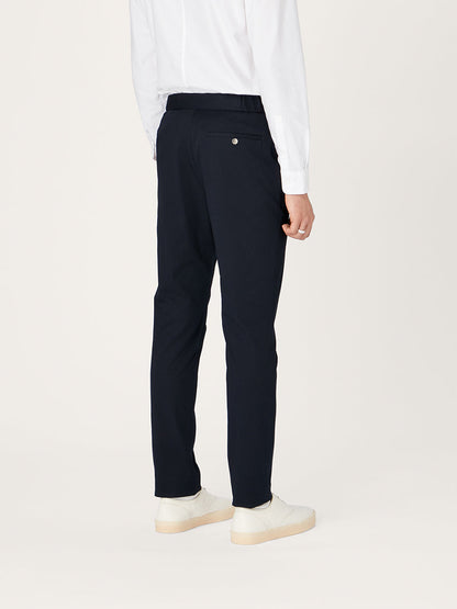 El pantalón 24 de algodón elástico azul marino