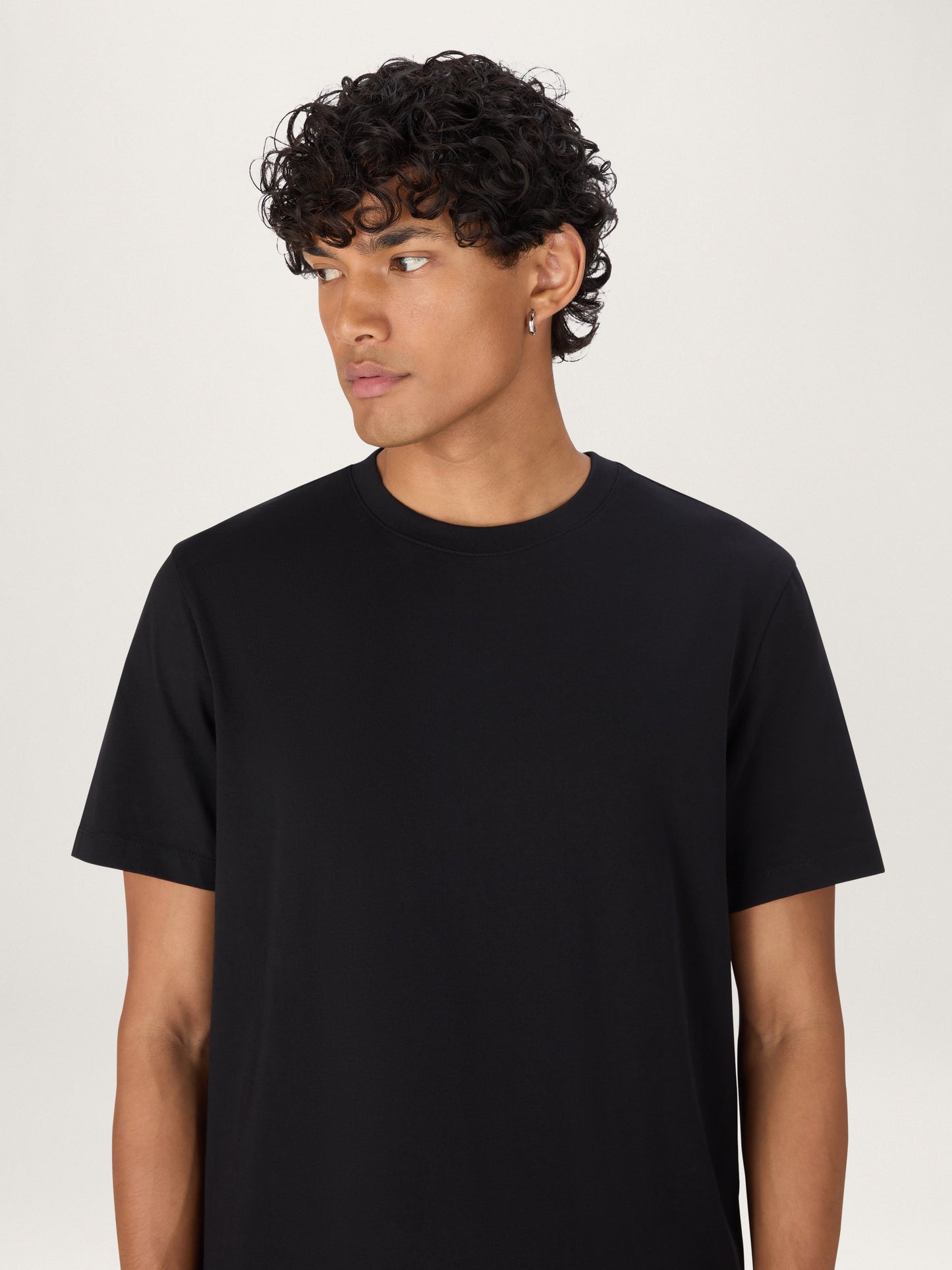 La camiseta de algodón orgánico de peso pesado – negra