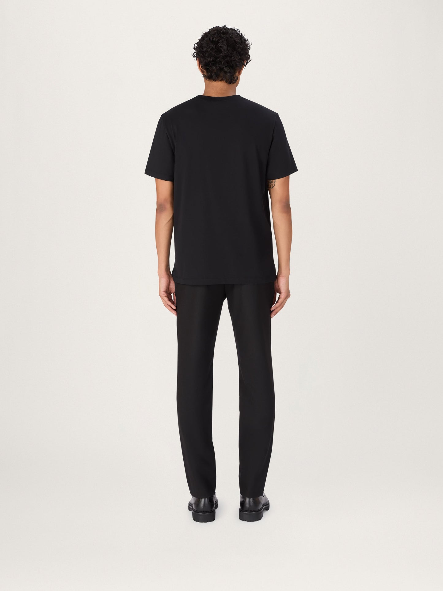 La camiseta de algodón orgánico de peso pesado – negra