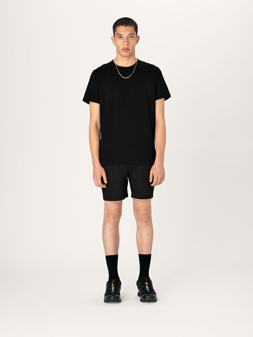 La camiseta clásica: negro, hecha con algodón orgánico