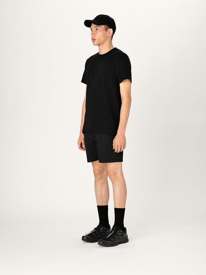 La camiseta clásica: negro, hecha con algodón orgánico