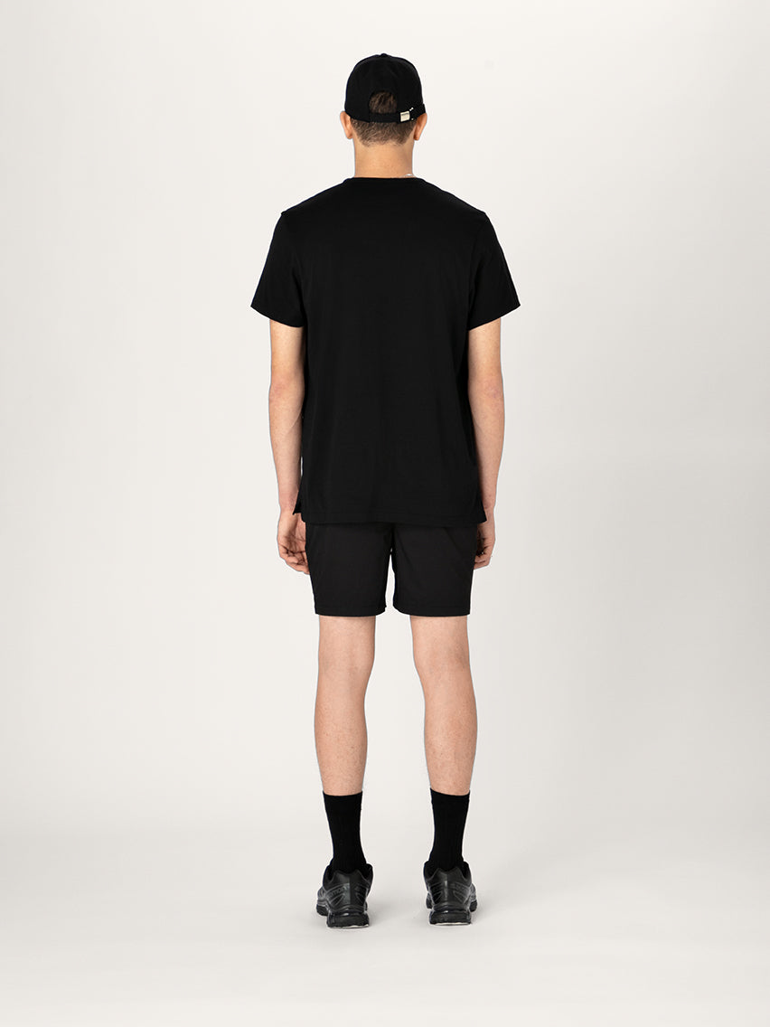 La camiseta clásica: negro, hecha con algodón orgánico