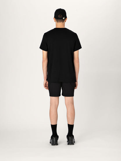 La camiseta clásica: negro, hecha con algodón orgánico