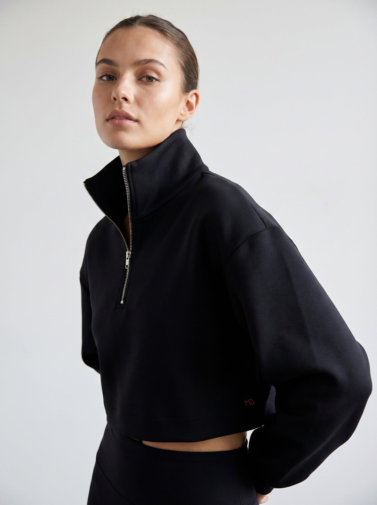 Sudadera corta de neopreno — look moderno y deportivo
